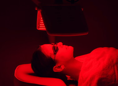 Red Light Therapy Quick Guide: Benefits, Side Effects, and Uses