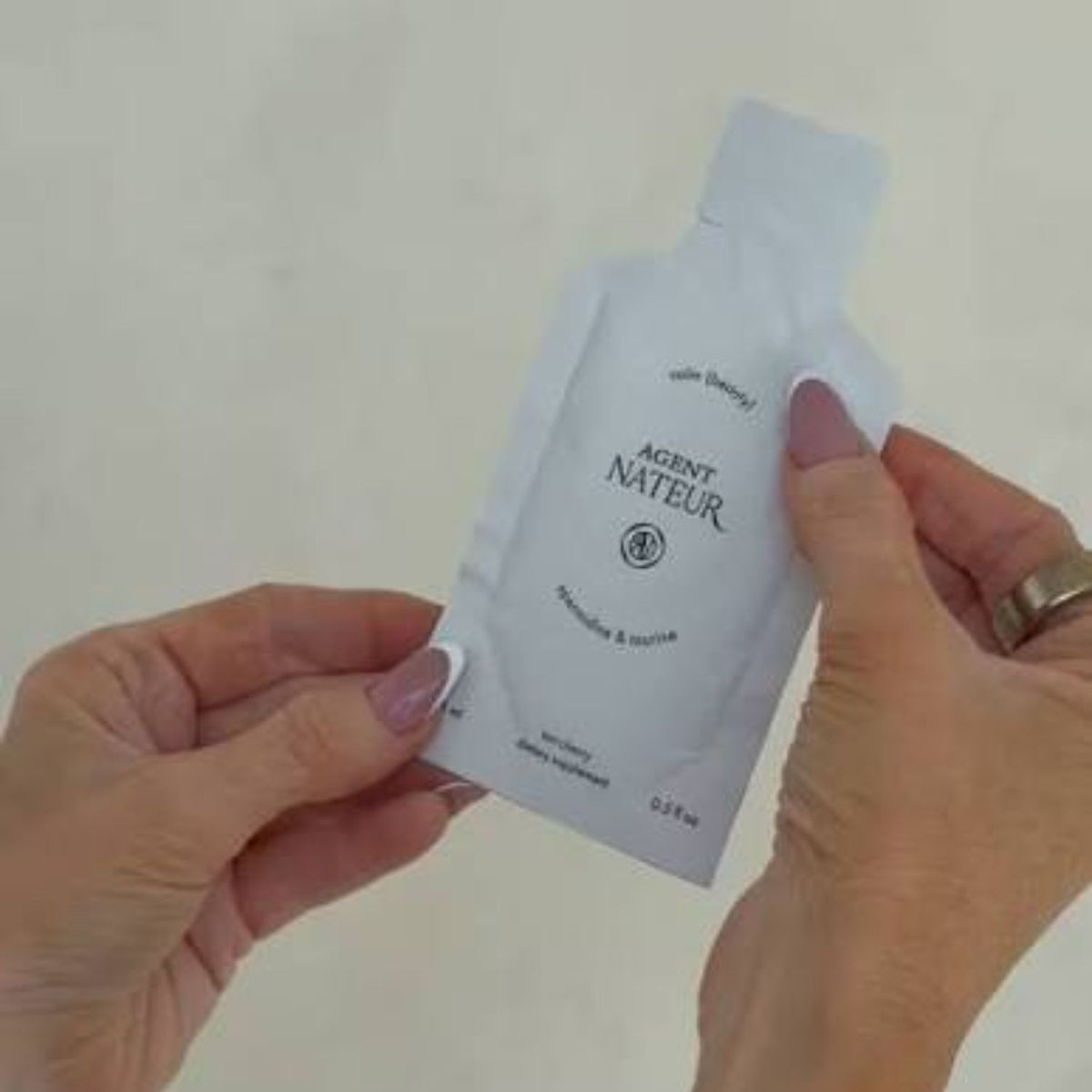 Hands holding an Agent Nateur calm (beauty) spermidine and taurine supplement pouch